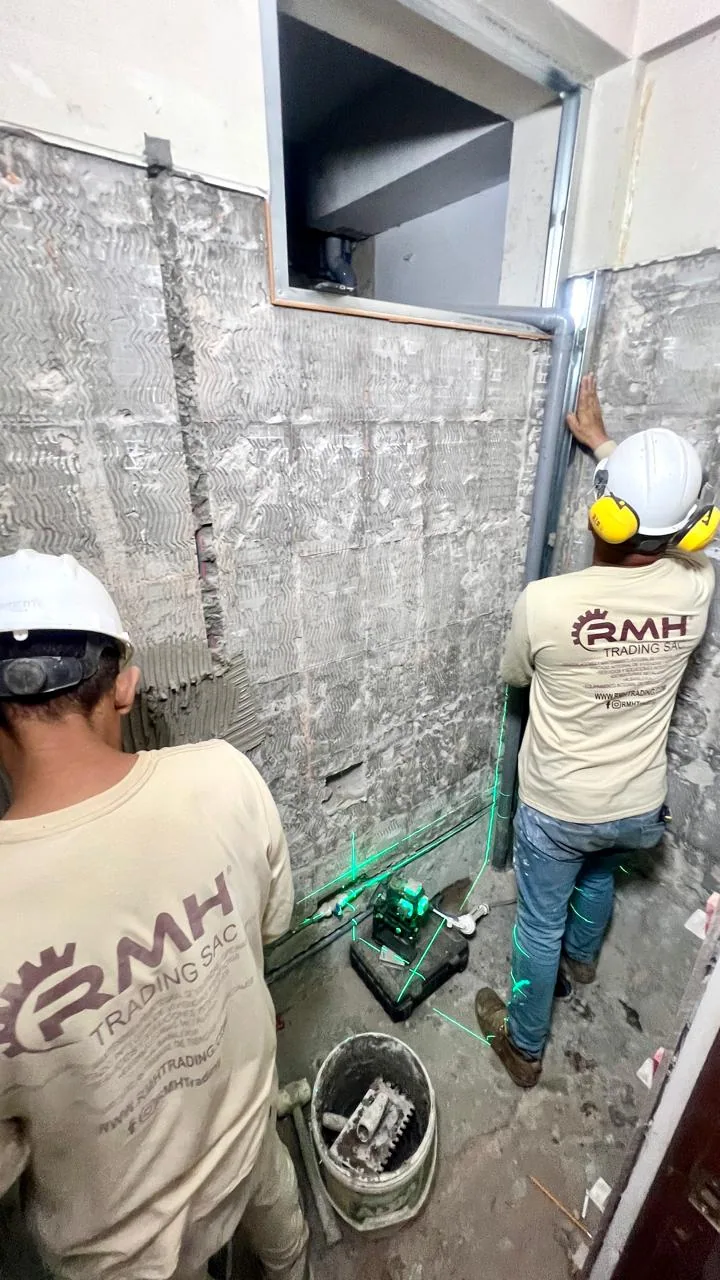 Equipo de RMH Trading realizando instalaciones y mediciones en un ambiente interior
