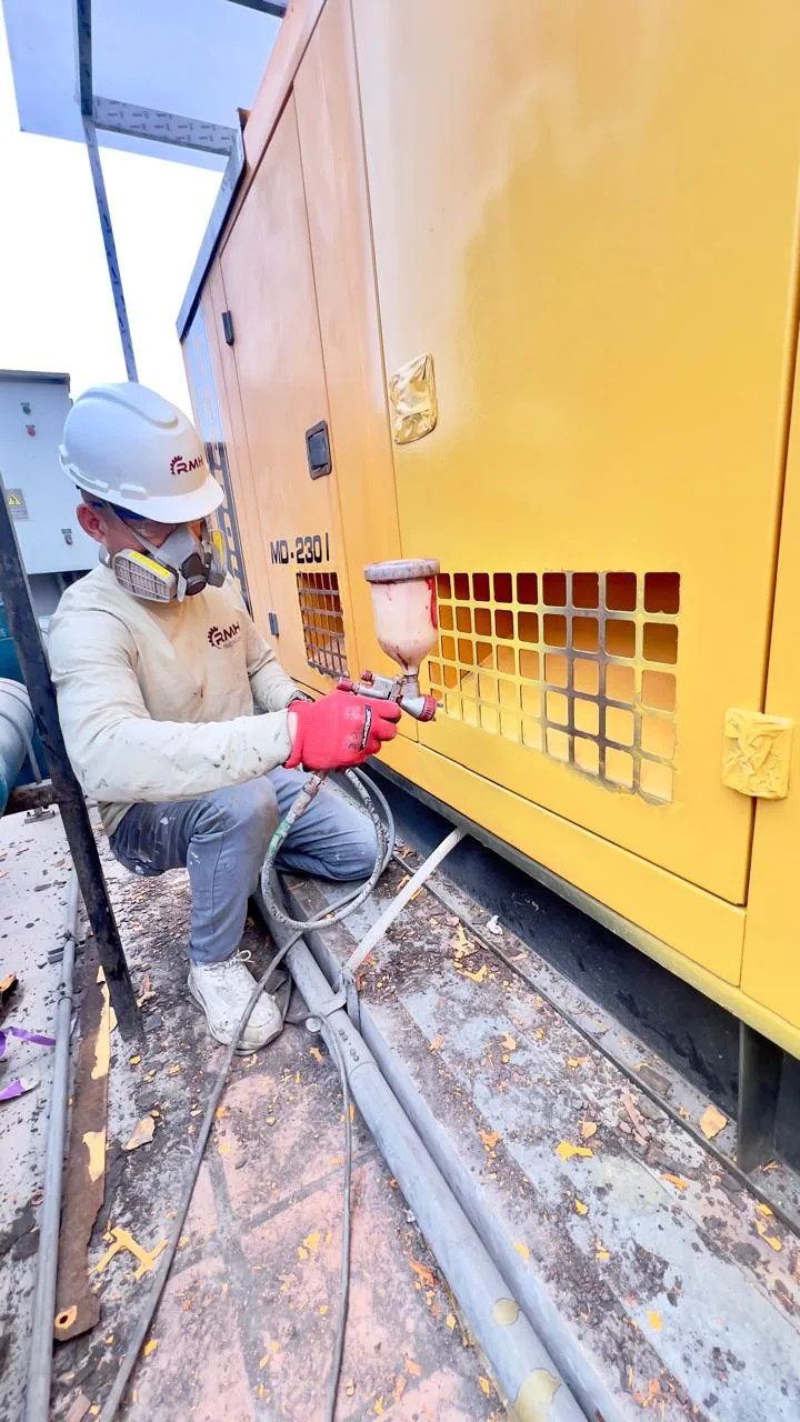 Trabajador de RMH Trading realizando pintura técnica de maquinaria