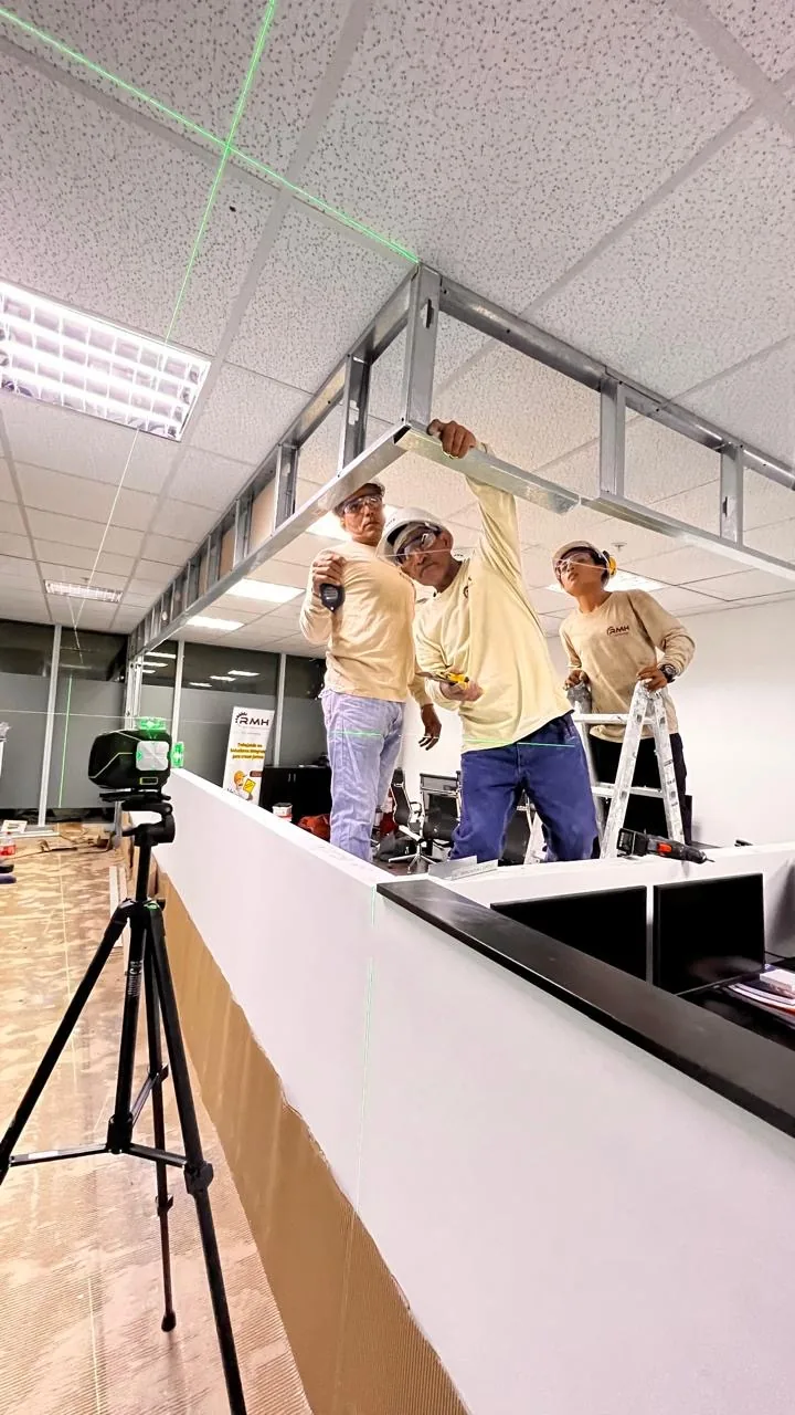 Equipo de RMH Trading implementando estructuras metálicas en un espacio interior de oficina