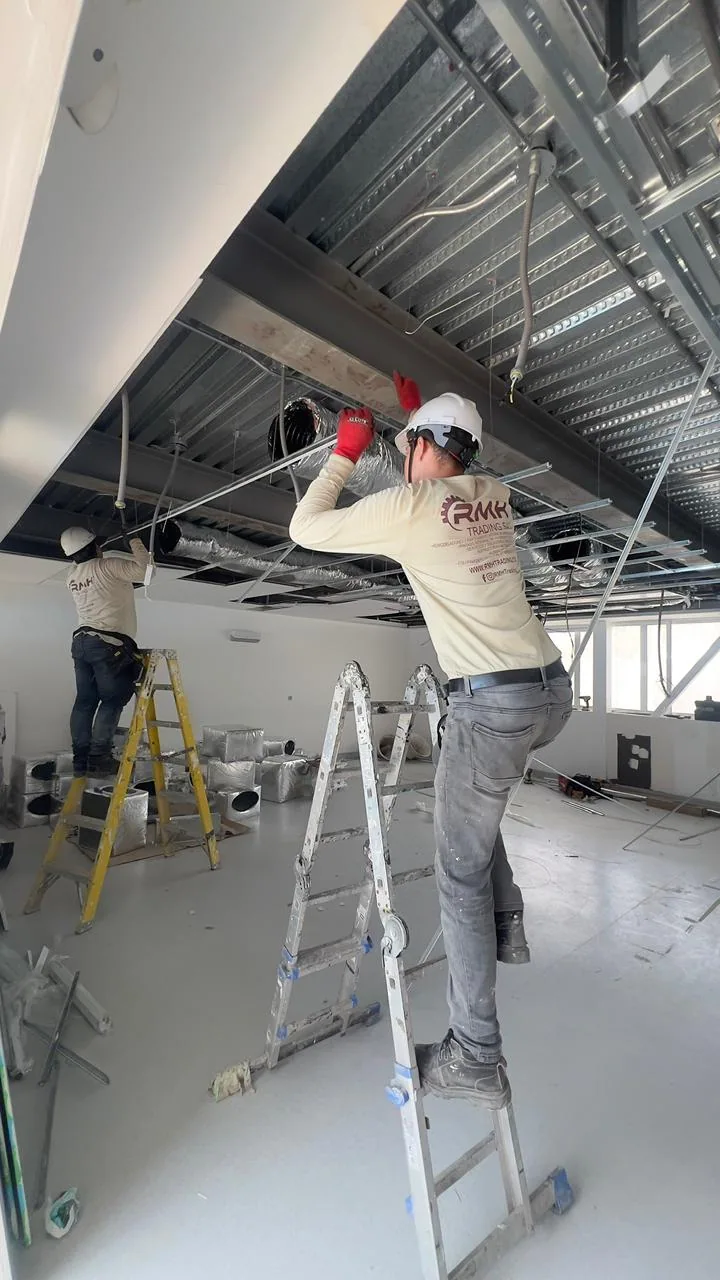 Implementación e instalación de cielo raso · fotografía 2
