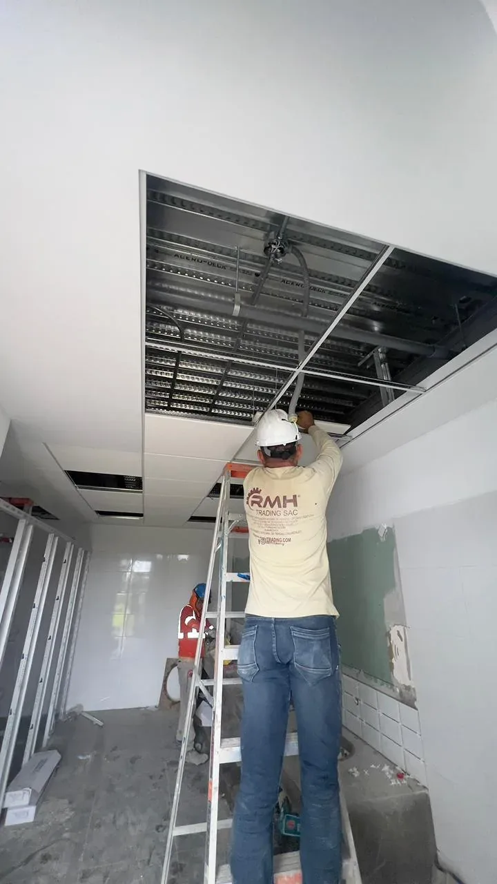 Implementación e instalación de cielo raso · fotografía 5