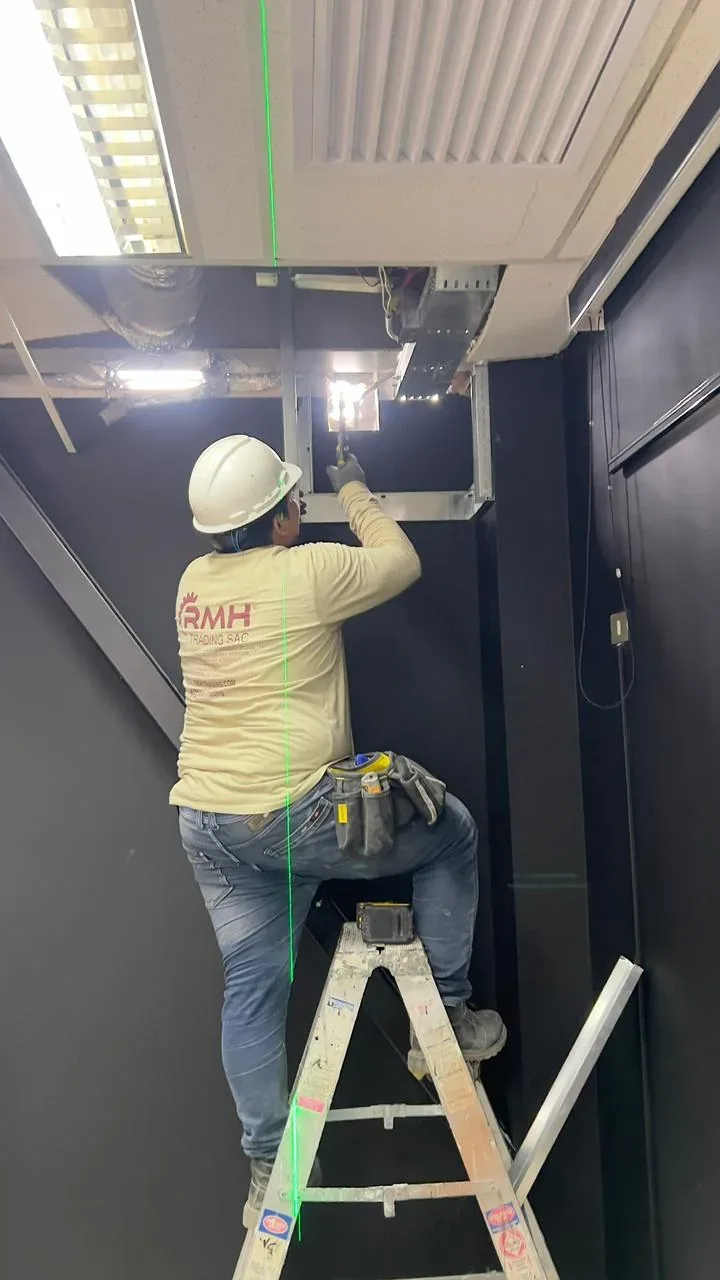 Implementación e instalación de cielo raso · fotografía 9