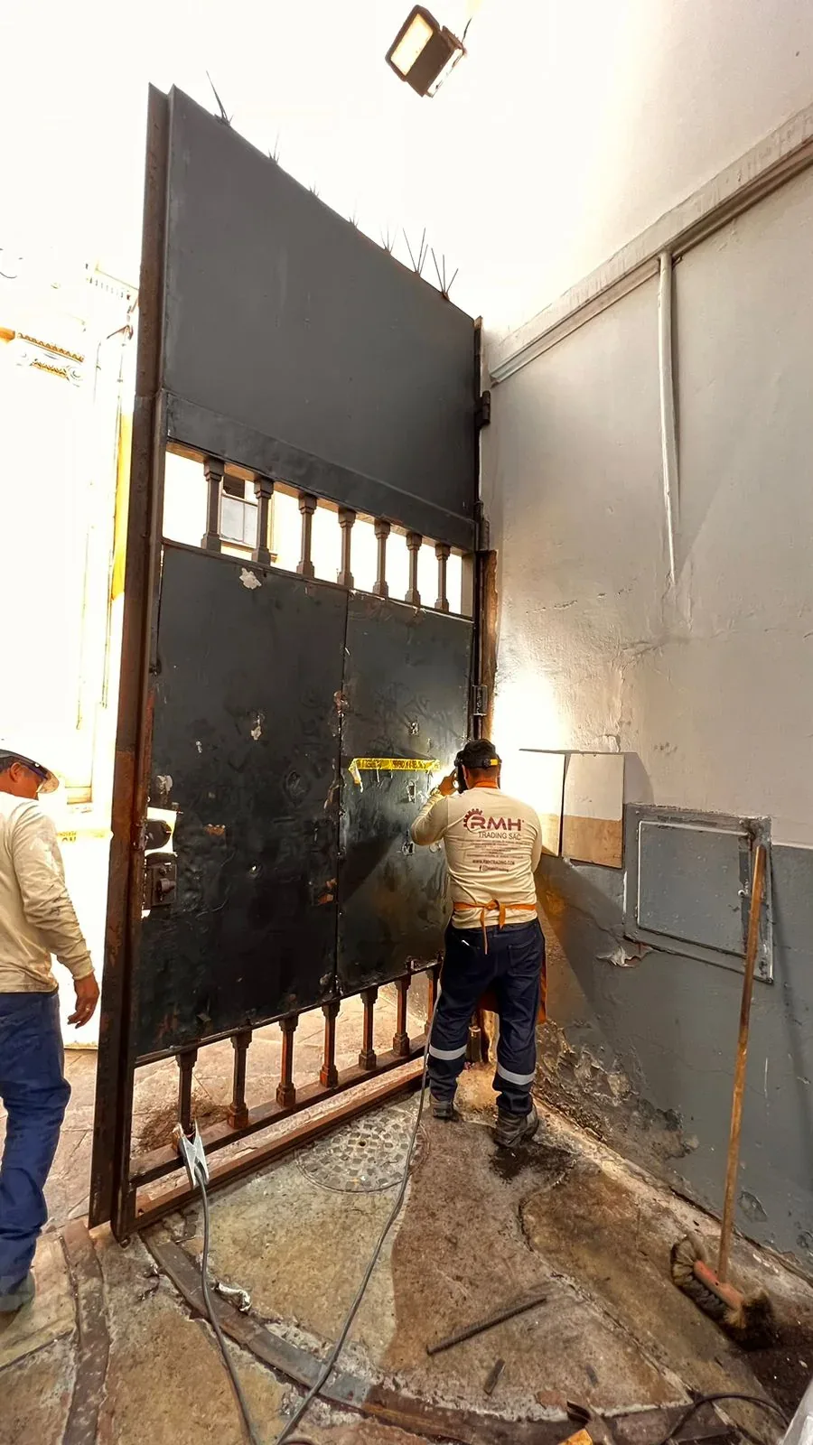 Mantenimiento integral de portón principal · fotografía 2