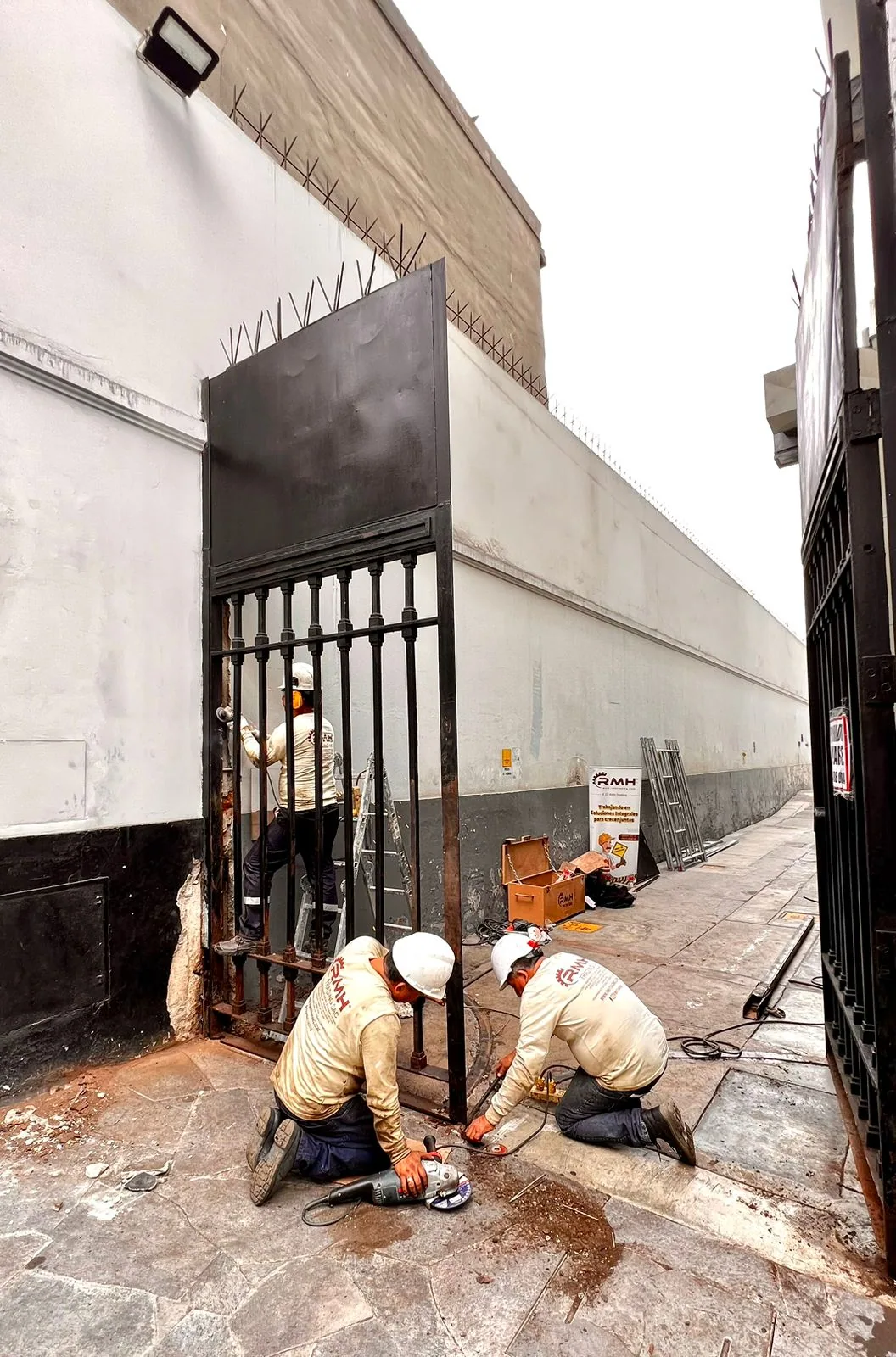 Mantenimiento integral de portón principal · fotografía 3