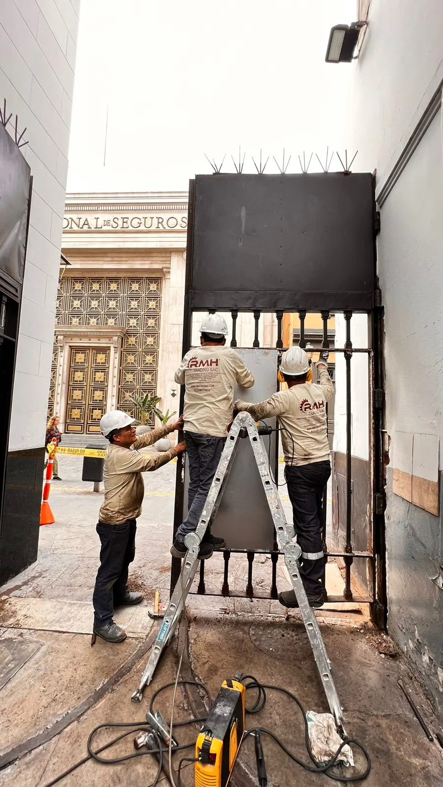 Mantenimiento integral de portón principal · fotografía 5