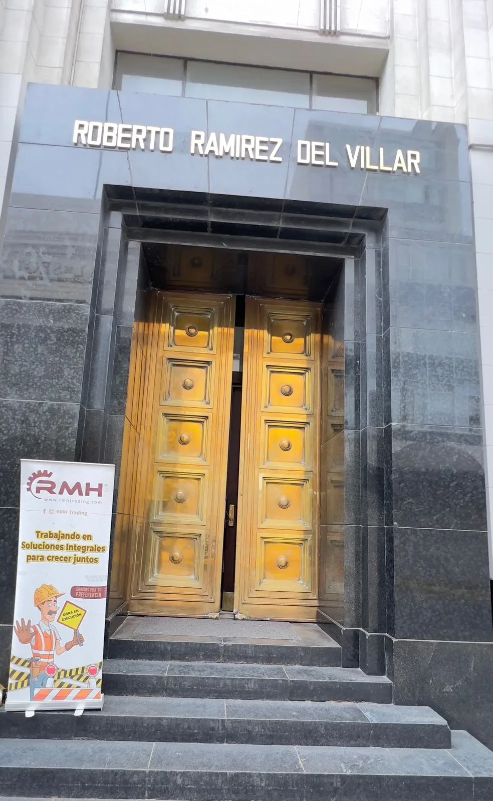 Mantenimiento de puerta principal de bronce y madera · fotografía 1