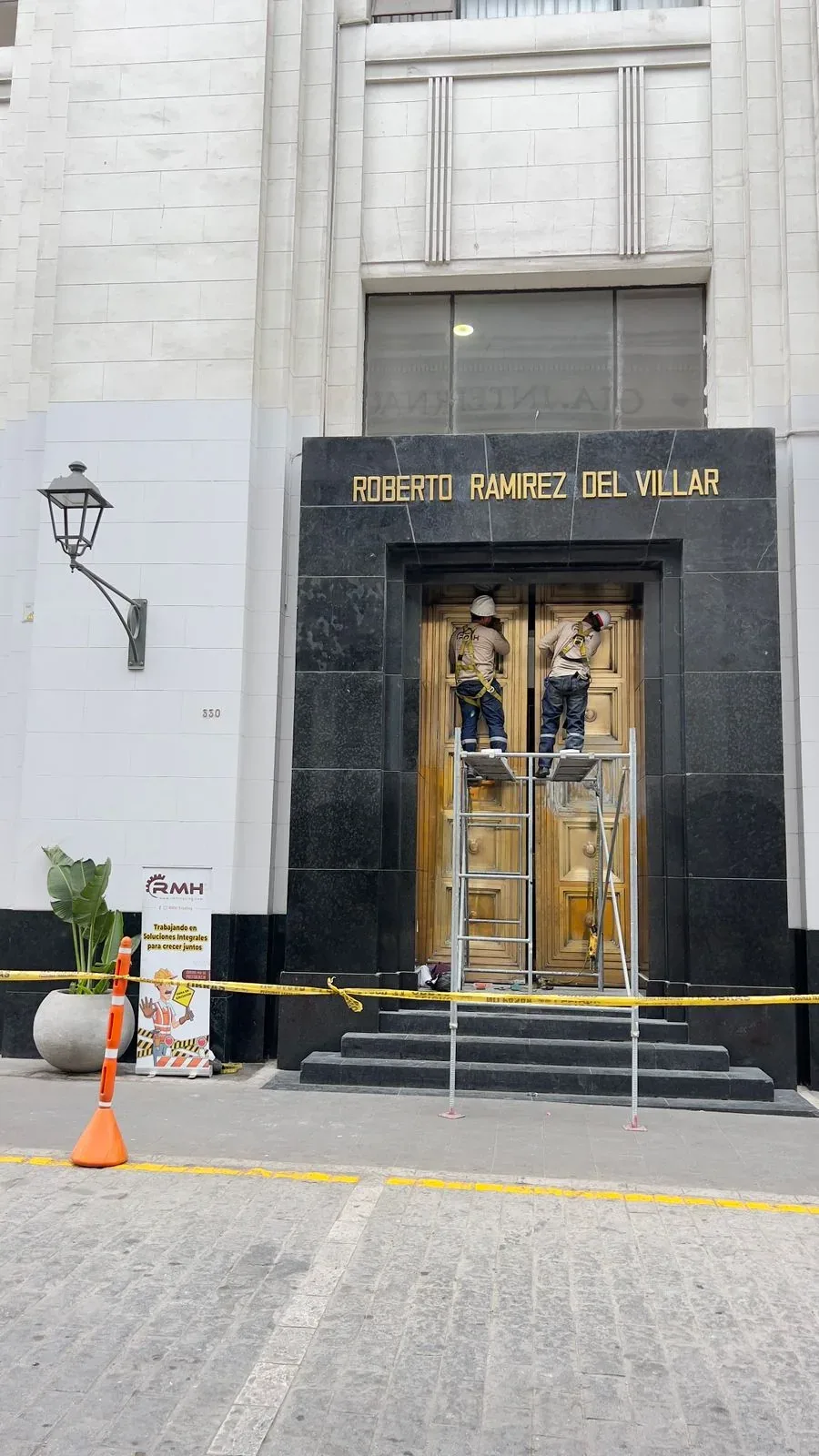 Mantenimiento de puerta principal de bronce y madera · fotografía 2