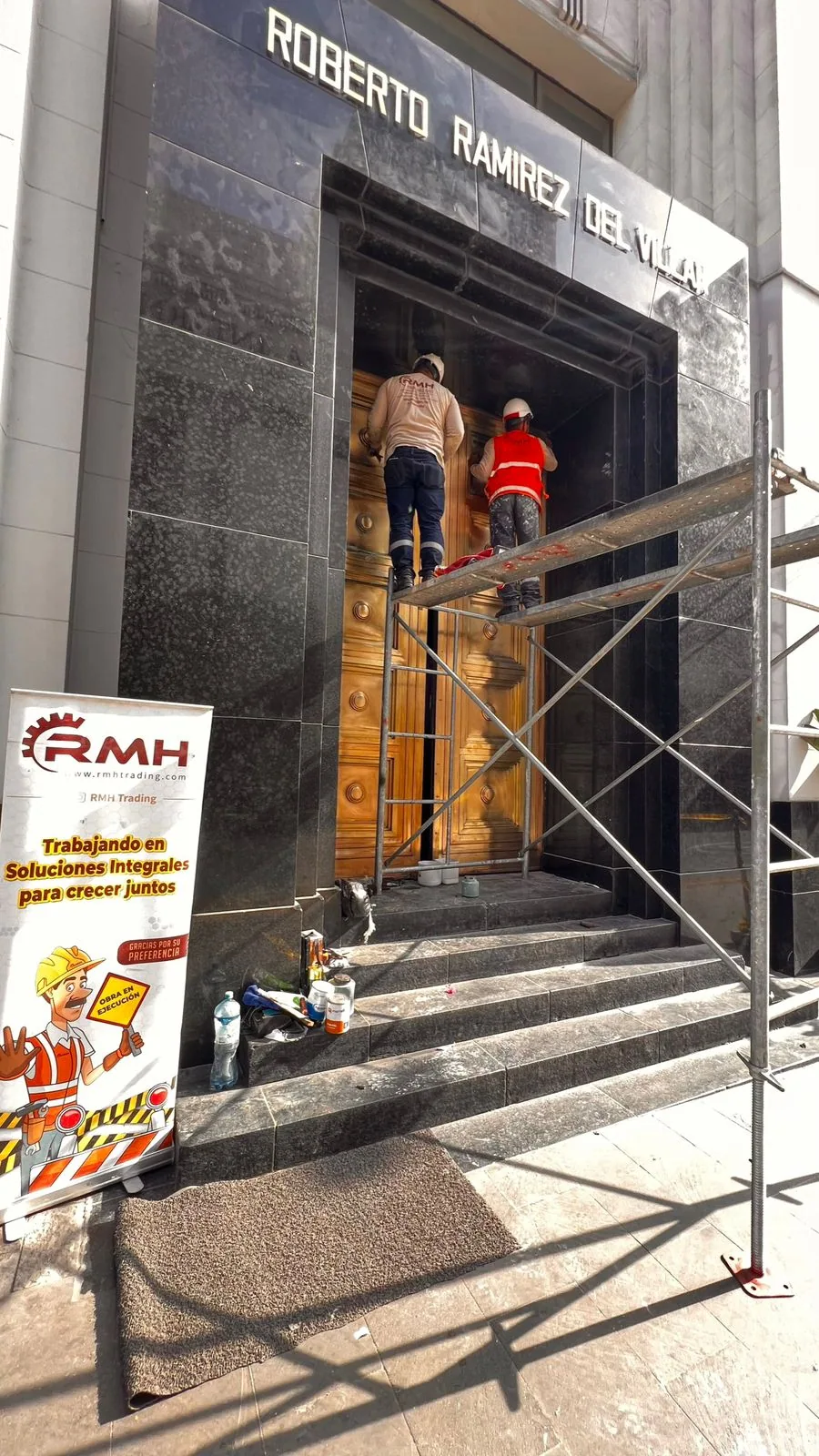Mantenimiento de puerta principal de bronce y madera · fotografía 3