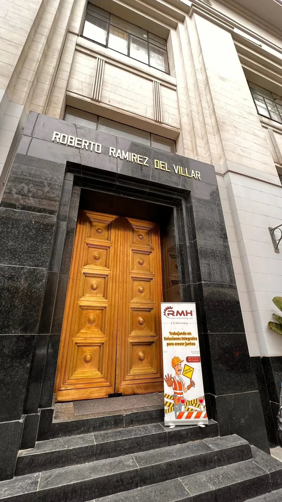 Registro fotográfico de Mantenimiento de puerta principal de bronce y madera