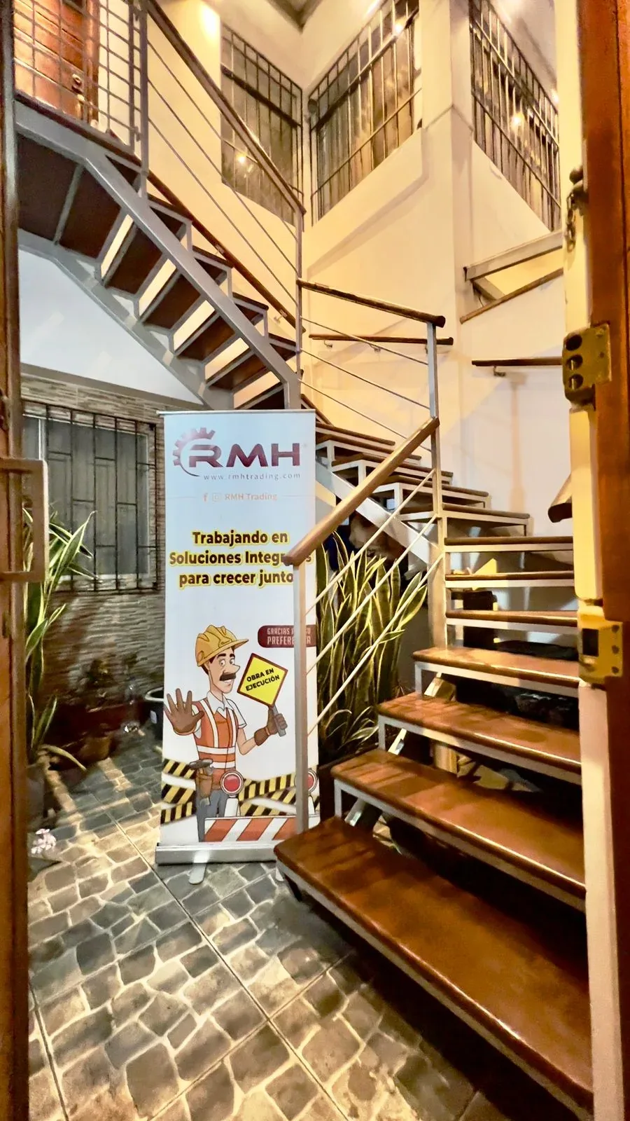 Registro fotográfico de Remodelación de escalera principal